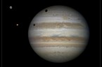 Dzień Dobry! NASA opublikowało kolejne zdjęcie dokumentujące piękno Kosmosu. Zdjęcie to przedstawia cienie księżyców na powierzchni Jowisza. Pozdrawiam.